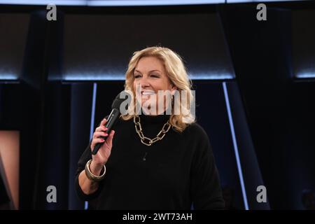 Bettina Tietjen moderiert die NDR Talk Show, Fototermin am 15.3.2024 im Fernsehstudio Hamburg Lokstedt *** Bettina Tietjen moderiert die NDR Talk Show, Fotosession am 15 3 2024 im Fernsehstudio Hamburg Lokstedt Stockfoto