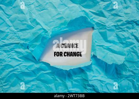 Eine Chance, Wörter zu ändern, geschrieben auf blauem zerrissenem Papier mit weißem Hintergrund. Konzeptsymbol. Kopierbereich. Stockfoto