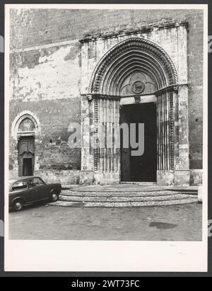 Umbria Terni Orvieto S. Francesco. Hutzel, Max 1960-1990 Allgemeine Anmerkungen: UNVOLLSTÄNDIGER DATENSATZ--NEGATIVE VERARBEITET, DRUCKE EINGEREICHT der deutsche Fotograf und Gelehrte Max Hutzel (1911–1988) fotografiert in Italien von den frühen 1960er Jahren bis zu seinem Tod. Das Ergebnis dieses Projektes, von Hutzel als Foto Arte Minore bezeichnet, ist eine gründliche Dokumentation der kunsthistorischen Entwicklung in Italien bis zum 18. Jahrhundert, darunter Objekte der Etrusker und Römer sowie frühmittelalterliche, romanische, gotische, Renaissance- und Barockdenkmäler. Die Bilder werden nach geografischer Region in Italien und dann nach PR Stockfoto