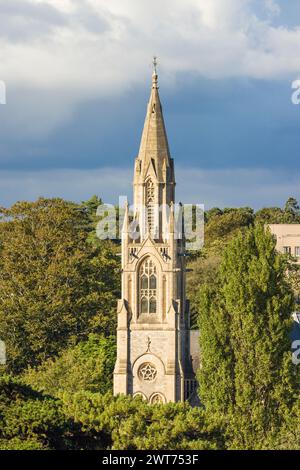 St. Stephen's Kirche und St. Peter's Kirche türmen sich zwischen Bäumen im Stadtbild, Bournemouth, Dorset, Großbritannien Stockfoto