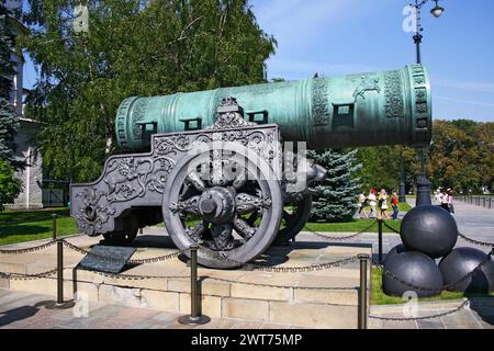 Moskau, Russland - 12. August 2007: Zarenkanone im Moskauer Kreml. Berühmtes Denkmal Zar-puschka oder Zar-Kanone im Kreml-Park Stockfoto