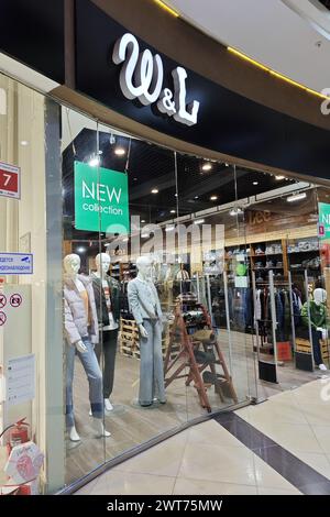 Oryol, Russland - 20. Februar 2024: Wrangler und Lee Store in der Grinn Shopping Mall. Jeans und andere Kleidung und Accessoires Stockfoto