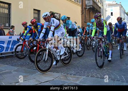 Pavia, Italien. März 2024. Der Start beim Herren-Elite-Rennen des eintägigen Radrennens von Mailand-Sanremo (288 km) von Pavia nach Sanremo - Nordwest-Italien - Samstag, 16. März 2024. Sport - Radsport . (Foto: Gian Mattia D'Alberto/Lapresse) Credit: LaPresse/Alamy Live News Credit: LaPresse/Alamy Live News Stockfoto