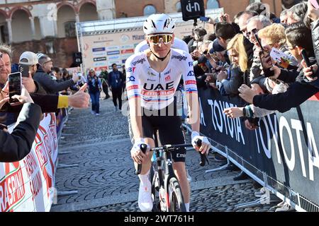 Pavia, Italien. März 2024. DAS TEAM EMIRATES Team POGACAR Tadej der Vereinigten Arabischen Emirate während des Männer-Elite-Rennens des eintägigen Radrennens von Milano-Sanremo (288 km) von Pavia und nach Sanremo (Nordwest-Italien) am Samstag, 16. März 2024. Sport - Radsport . (Foto: Gian Mattia D'Alberto/Lapresse) Credit: LaPresse/Alamy Live News Credit: LaPresse/Alamy Live News Stockfoto