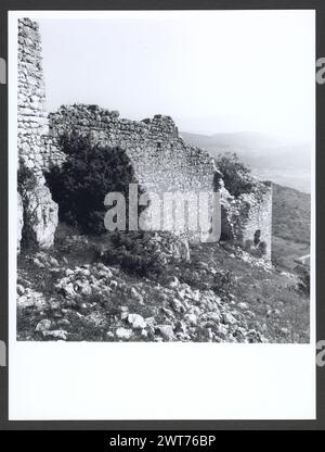 Abruzzen L'Aquila Bominaco Castle5. Hutzel, Max 1960-1990 Blick vom Schloss; Blick auf die Ruinen der Burg. Der in Deutschland geborene Fotograf und Gelehrte Max Hutzel (1911–1988) fotografierte in Italien von den frühen 1960er Jahren bis zu seinem Tod. Das Ergebnis dieses Projektes, von Hutzel als Foto Arte Minore bezeichnet, ist eine gründliche Dokumentation der kunsthistorischen Entwicklung in Italien bis zum 18. Jahrhundert, darunter Objekte der Etrusker und Römer sowie frühmittelalterliche, romanische, gotische, Renaissance- und Barockdenkmäler. Die Bilder werden nach geografischer Region in Italien, dann nach Provinz, Stadt und Standort geordnet Stockfoto