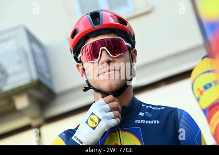 Pavia, Italien. März 2024. Das LIDL-TREK Team MILAN Jonathan startet das Herren-Elite-Rennen des eintägigen Radrennens von Milano-Sanremo (288 km) von Pavia und nach Sanremo (Nordwest-Italien) am Samstag, den 16. März 2024. Sport - Radsport . (Foto: Gian Mattia D'Alberto/Lapresse) Credit: LaPresse/Alamy Live News Credit: LaPresse/Alamy Live News Stockfoto