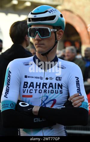 Pavia, Italien. März 2024. MOHORIC Matej wartet mit Gesten auf den Start des Herren-Elite-Rennens des eintägigen Radrennens von Mailand-Sanremo (288 km) von Pavia und nach Sanremo (Nordwest-Italien) am Samstag, den 16. März 2024. Sport - Radsport . (Foto: Gian Mattia D'Alberto/Lapresse) Credit: LaPresse/Alamy Live News Credit: LaPresse/Alamy Live News Stockfoto