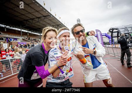 AMSTERDAM – der gesponserte Läufer Jeroen nimmt am Morgenlauf 538 im Olympiastadion Teil. Bei dem gesponserten Lauf ging es um die Action von Jeroen van Veen, besser bekannt als Sponsor Runner. Jeroen ist seit einiger Zeit für das Prinzessin-Máxima-Zentrum für pädiatrische Onkologie. ANP ROBIN UTRECHT niederlande Out - belgien Out Credit: ANP/Alamy Live News Stockfoto