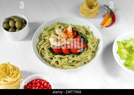 Nudeln mit Spinat, Tomaten und Garnelen. Fisch Und Meeresfrüchte. Heimproduktion. Kopierbereich Stockfoto