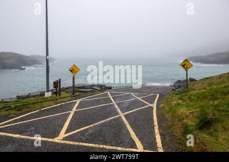 Tragumna, West Cork, Irland. März 2024. Gardai verhören derzeit 10 Männer, die verdächtigt werden, Drogen in Tragumna, West Cork, zu landen. Die Steilbahn, in der die Bande versuchte, eine RIPPE zu starten, um Drogen zu holen, war heute ruhig. Quelle: AG News/Alamy Live News Stockfoto