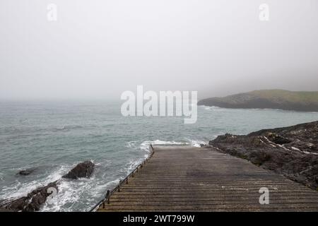 Tragumna, West Cork, Irland. März 2024. Gardai verhören derzeit 10 Männer, die verdächtigt werden, Drogen in Tragumna, West Cork, zu landen. Die Steilbahn, in der die Bande versuchte, eine RIPPE zu starten, um Drogen zu holen, war heute ruhig. Quelle: AG News/Alamy Live News Stockfoto