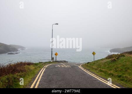 Tragumna, West Cork, Irland. März 2024. Gardai verhören derzeit 10 Männer, die verdächtigt werden, Drogen in Tragumna, West Cork, zu landen. Die Steilbahn, in der die Bande versuchte, eine RIPPE zu starten, um Drogen zu holen, war heute ruhig. Quelle: AG News/Alamy Live News Stockfoto