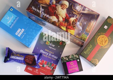 Mumbai, Indien, 25. Dezember 2023: Weihnachtsgeschenke aus einem Online-Supermarkt mit Schnelllieferung in Indien, BB Now by Big Basket. Es enthält Weihnachtstorte, Stockfoto