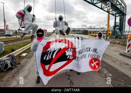 16. März 2024, Schleswig-Holstein, Brunsbüttel: Mitglieder der Umweltgruppe Ende Gelände blockieren die Zufahrtsstraße zum schwimmenden LNG-Terminal. Sie fordern eine sofortige Einstellung der Einfuhren von Flüssigerdgas. Foto: Frank Molter/dpa Credit: dpa Picture Alliance/Alamy Live News Stockfoto