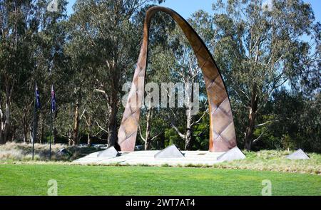 Canberra, Australien - 27. August 2009 : New Zealand Memorial. Bronzebildung der Griffe eines Flachskorbs, Kooperation zwischen Australien, Neuseeland Stockfoto