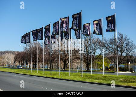 Canberra, Australien - 27. August 2009 : Australian National University Open Day Flags. Flaggen, die in einem prominenten Mittelstreifen gehisst werden, um für eine Veranstaltung zu werben. Stockfoto