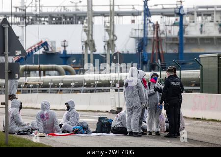 16. März 2024, Schleswig-Holstein, Brunsbüttel: Mitglieder der Umweltgruppe Ende Gelände blockieren die Zufahrtsstraße zum schwimmenden LNG-Terminal. Sie fordern eine sofortige Einstellung der Einfuhren von Flüssigerdgas. Foto: Frank Molter/dpa Credit: dpa Picture Alliance/Alamy Live News Stockfoto