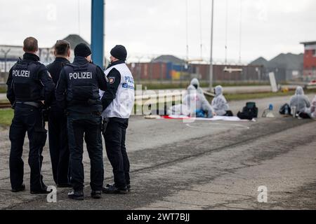 16. März 2024, Schleswig-Holstein, Brunsbüttel: Mitglieder der Umweltgruppe Ende Gelände blockieren die Zufahrtsstraße zum schwimmenden LNG-Terminal. Sie fordern eine sofortige Einstellung der Einfuhren von Flüssigerdgas. Foto: Frank Molter/dpa Credit: dpa Picture Alliance/Alamy Live News Stockfoto