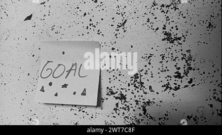 Foto des Geschäfts- und Geldthemas mit Text in der Notiz mit der Aufschrift „Ziel“ Stockfoto