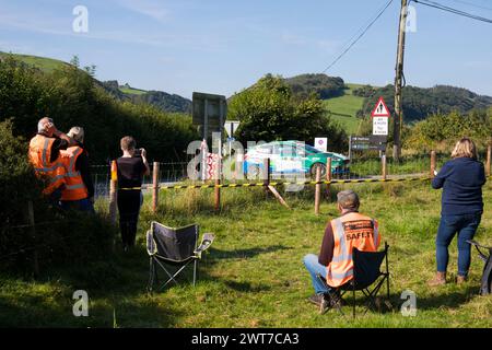 Marshalls beobachten die Teilnehmer auf einer Bühne der internationalen Rali Ceredigion Rallye-Veranstaltung 2023. Es fand über Bühnen in Ceregion und Powys, Wa, statt Stockfoto