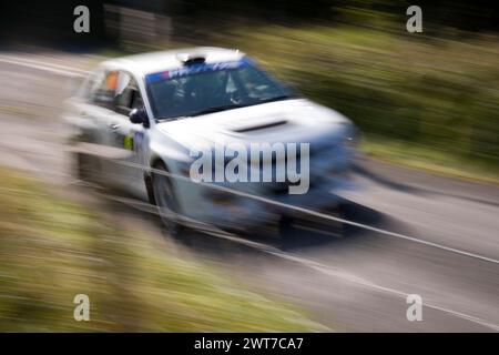 Teilnehmer auf einer Bühne der internationalen Rali Ceredigion Rallye-Veranstaltung 2023. Es fand im September auf Etappen in Ceregion und Powys, Wales, statt Stockfoto