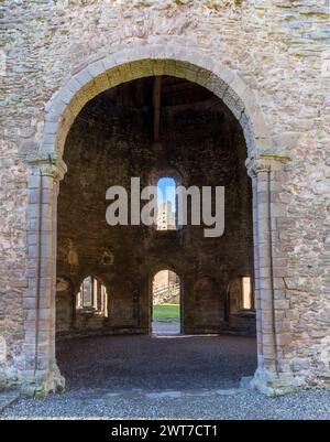 Blick durch den Haupteingang in die runde Kapelle von Ludlow Castle. Shropshire, England. November. Stockfoto