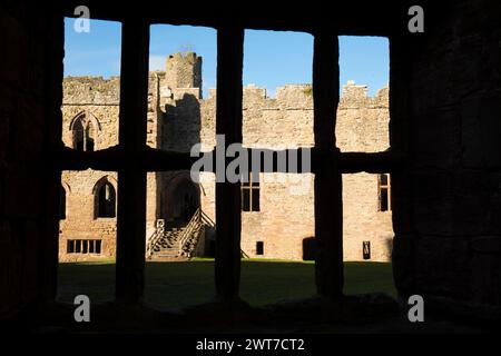 Blick durch ein Fenster der Judge's Lodgings auf die große Halle von Lulow Castle. Ludlow. Shropshire, England. November. Stockfoto