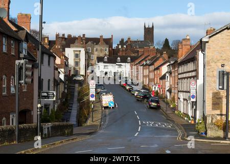 Ein Blick auf die Lower Broad Street zum Broad Gate. Ludlow, Shropshire, England. November. Stockfoto