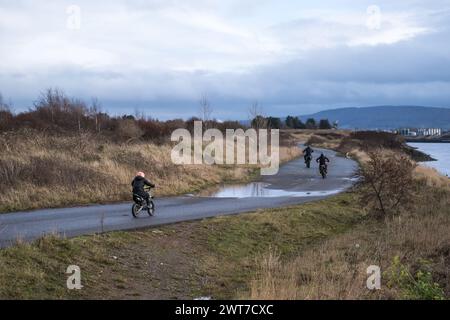 Jungs auf Dirt Bikes fahren auf der Piste am Fluss Tees in Port Clarence. Teesside, Nordostengland, Großbritannien. Stockfoto