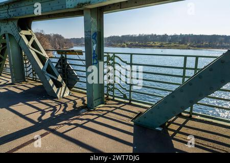 Auf der Glienicker Brücke ist die unterschiedliche Lackierung (hellgrün - DDR, dunkelgrün = Westdeutschland) auch nach der deutschen Wiedervereinigung erhalten geblieben. Glienicker Brücke, Potsdam/Berlin, Deutschland Stockfoto