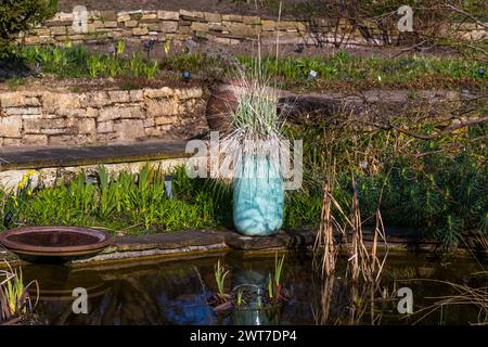 Vase am Teich im versunkenen Garten. Karl Foerster Haus und Garten. Am Raubfang, Potsdam, Brandenburg, Brandenburg, Deutschland Stockfoto