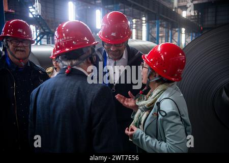(240316) -- WUHAN, 16. März 2024 (Xinhua) -- Eine Delegation der deutschen Stadt Duisburg besucht am 14. März 2024 eine Fabrik der Wuhan Iron and Steel (Group) Company in Wuhan, der Hauptstadt der zentralchinesischen Provinz Hubei. UM MIT "Across China: Deutsche Delegation strebt eine vertiefte Zusammenarbeit mit Wuhan in Zentralchina an" (Xinhua/Wu Zhizun) Stockfoto