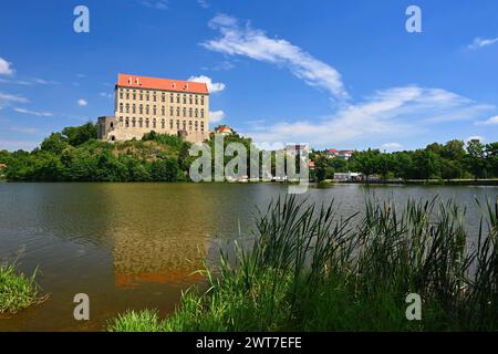 Plumlov - Tschechische Republik. Schöne alte Burg am See. Eine Momentaufnahme der Architektur in der Sommersaison. Stockfoto