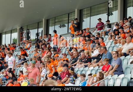 Brisbane, Australien. März 2024. Die Fans reagieren während des Isuzu Ute League-Spiels zwischen Brisbane Roar und Macarthur FC im Ballymore Stadium. Quelle: Matthew Starling / Alamy Live News Stockfoto