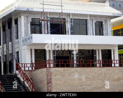 Kairo, Ägypten, 23. November 2022: Neues Gebäude, das noch im Bau ist, in der Straße der Shinzo-Abe-Achse in Ägypten, fertiggestellt in traditioneller japanischer Architektur Stockfoto