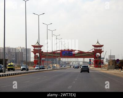 Kairo, Ägypten, 23. November 2022: Die Shinzo Abe-Achse Patrouillenautobahn mit einer Fußgängerbrücke im traditionellen japanischen Architekturstil, der traf Stockfoto