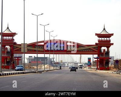 Kairo, Ägypten, 23. November 2022: Die Shinzo Abe-Achse Patrouillenautobahn mit einer Fußgängerbrücke im traditionellen japanischen Architekturstil, der traf Stockfoto