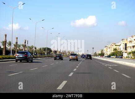 Kairo, Ägypten, 7. Dezember 2022: Naguib Mahfouz Axis Highway in der 1. Siedlung neue Stadt Kairo, Naguib Mahfouz Abdelaziz Ibrahim war ein ägyptischer Schriftsteller Stockfoto