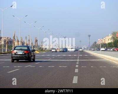 Kairo, Ägypten, 13. Dezember 2022: Ein Straßenschild auf dem Asphalt, das Fahrzeuge anweist, zu verlangsamen, Fußgängerüberquerung voraus. Schild, das die Kreuzung anzeigt Stockfoto