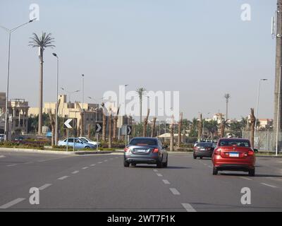 Kairo, Ägypten, 14. Dezember 2022: Naguib Mahfouz Axis Highway in der 1. Siedlung neue Stadt Kairo, Naguib Mahfouz Abdelaziz Ibrahim war ein ägyptischer Schriftsteller Stockfoto