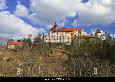 Historische Architektur. Schönes altes Schloss Pernstejn im Dorf Nedvedice - Tschechische Republik. Ein fabelhaftes altes Gebäude. Stockfoto