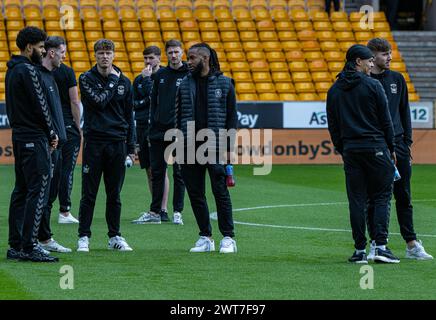 Wolverhampton, Großbritannien. März 2024. 16. März 2024; Molineux Stadium, Wolverhampton, West Midlands, England; FA Cup Viertelfinale Fußball, Wolverhampton Wanderers gegen Coventry City; Coventry Spieler laufen auf dem Spielfeld bei Ankunft bei Molineux Credit: Action Plus Sports Images/Alamy Live News Credit: Action Plus Sports Images/Alamy Live News Stockfoto