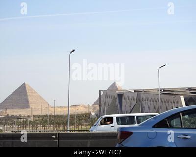 Gizeh, Ägypten, 15. März 2024: Das Grand Egyptian Museum JUWEL at Day Time, ein archäologisches Museum im Bau in Gizeh, Ägypten, in der Nähe der Gizeh-Pyramide Stockfoto