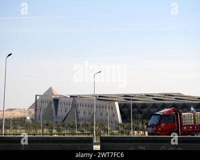 Gizeh, Ägypten, 15. März 2024: Das Grand Egyptian Museum JUWEL at Day Time, ein archäologisches Museum im Bau in Gizeh, Ägypten, in der Nähe der Gizeh-Pyramide Stockfoto