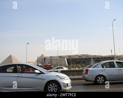 Gizeh, Ägypten, 15. März 2024: Das Grand Egyptian Museum JUWEL at Day Time, ein archäologisches Museum im Bau in Gizeh, Ägypten, in der Nähe der Gizeh-Pyramide Stockfoto