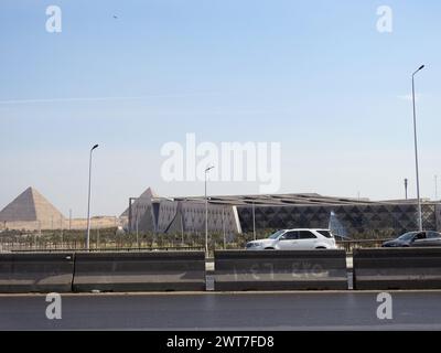 Gizeh, Ägypten, 15. März 2024: Das Grand Egyptian Museum JUWEL at Day Time, ein archäologisches Museum im Bau in Gizeh, Ägypten, in der Nähe der Gizeh-Pyramide Stockfoto