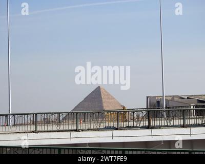 Gizeh, Ägypten, 15. März 2024: Das Grand Egyptian Museum JUWEL at Day Time, ein archäologisches Museum im Bau in Gizeh, Ägypten, in der Nähe der Gizeh-Pyramide Stockfoto