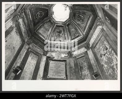 Latium Roma Subiaco Rocca Abbaziale0. Hutzel, Max 1960-1990 aus nächster Nähe: Außenansicht der Burg, Portale, päpstliche Wappen. Innenblick auf Eingangshalle, Kapelle, Appartamento dei Colonna, Appartamento di Pio VI und Camara di Pio VI, mit vielen Detailblicken auf Decken- und Wandfresken. Allgemeine Anmerkungen: Ansichten 1-7 extrahiert und separat unter Allgemeine Ansichten abgelegt. Der in Deutschland geborene Fotograf und Gelehrte Max Hutzel (1911–1988) fotografierte in Italien von den frühen 1960er Jahren bis zu seinem Tod. Das Ergebnis dieses Projekts, das Hutzel als Foto Arte Minore bezeichnet, ist eine gründliche Dokumentation der Kunstgeschichte Stockfoto