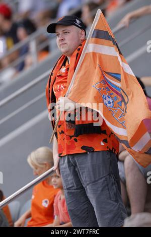 Brisbane, Australien. März 2024. Brisbane-Fan mit Flagge beim Isuzu Ute, Einem Spiel zwischen Brisbane Roar und Macarthur FC im Ballymore Stadium. Quelle: Matthew Starling / Alamy Live News Stockfoto