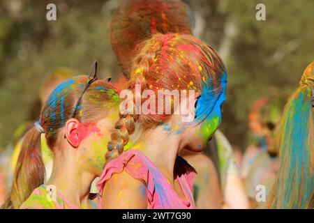 Festival der Farben Holi. Jugendliche und Kinder werfen bunte Farben und haben Spaß beim Holi Festival. Mädchen mit farbigem Haar. Indischer Urlaub. Dnipro, Stockfoto